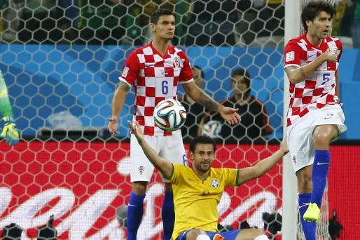 Dejan Lovren abasourdi derrière Fred.