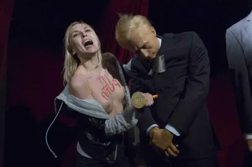 Une militante Femen a attaqué la statue de Vladimir Poutine au musée Grévin.