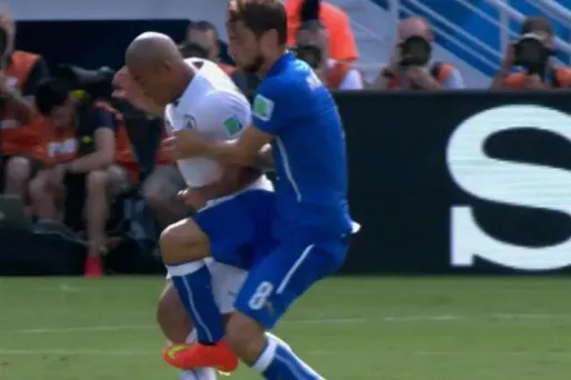 VIDÉO - Un joueur italien expulsé contre l'Uruguay
