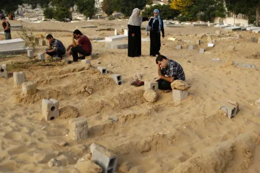 Dans les cimetières de la bande de Gaza, on manque de place pour enterrer les morts.