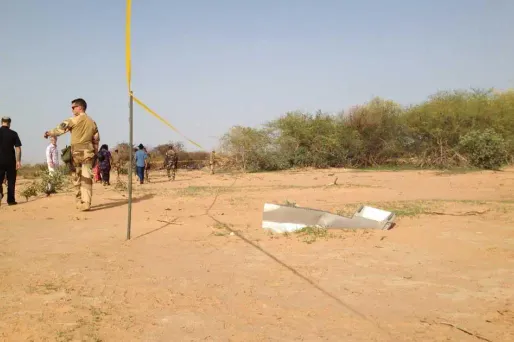 Sur le site du crash de l'avion d'Air Algérie, seule une porte a résisté à la violence de l'impact.