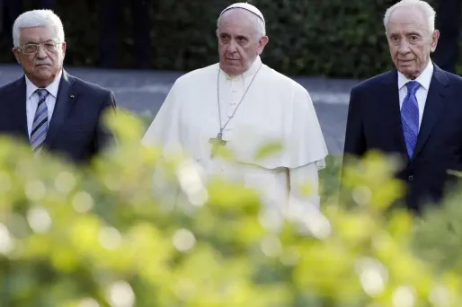 Au Vatican, Mahmoud Abbas et Shimon Peres prient pour la paix