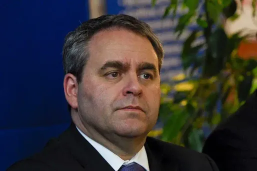 Bertrand demande à Sarkozy de se "tenir à l'écart"