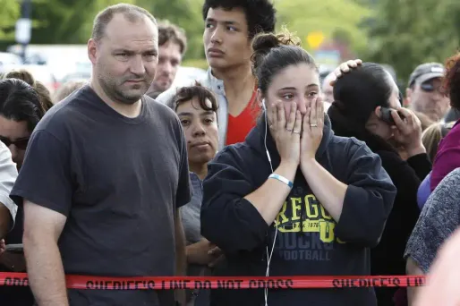 Des habitants devant le lycée de Troutdale