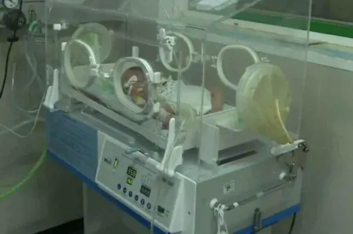 Gaza : un bébé retiré vivant du ventre de sa mère morte