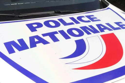 Il traîne policier sur cent mètres et se rend le lendemain