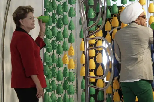 La présidente brésilienne Dilma Roussef dans une fabrique de caxirola.