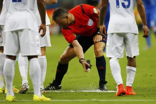 Lors du match Angleterre-Italie (1-2), l'arbitre néerlandais Bjorn Kuipers a fait usage de cet aérosol temporaire pour délimiter le mur sur coup franc.