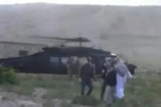 L'échange se déroule en pleine campagne afghane et se fait en quelques minutes