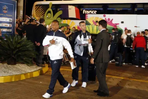Les Bleus, emmenés par Patrice Evra, lors de leur arrivée à Riberao Preto, leur camp de base brésillien.