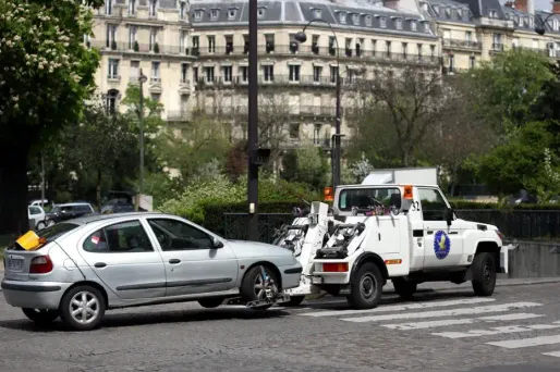 Paris : la fourrière enlève leur voiture... avec leur enfant à l'intérieur