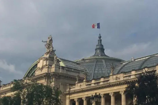 Lundi matin, peu après 10 heures, l'imposant drapeau du Grand Palais n'avait pas été mis en berne.