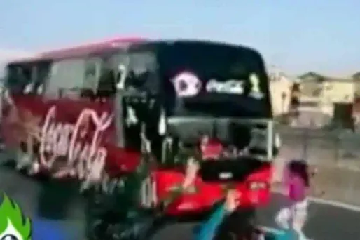 VIDÉO - Une fan du Chili frôle l'accident