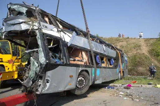 Un autocar polonais a heurté l'arrière d'un autocar ukrainien, brisé la barrière centrale de sécurité et percuté un minibus polonais circulant en sens inverse.