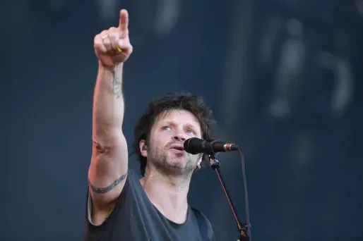 Le chanteur a salué le combat des intermittents du spectacle et taclé "les salauds qui nous gouvernent".