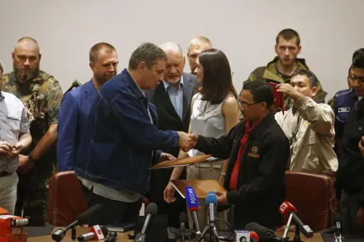 Crash du vol MH17 : scène surréaliste pour récupérer les boîtes noires