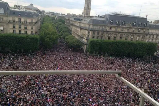A l'Hôtel de Ville de Paris, pendant la retransmission du match France Nigeria.