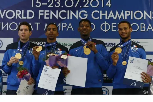 Gauthier Grumier, Jean-Michel Lucenay, Ulrich Robeiri et Daniel Jerent posent avec leur médaille d'or.
