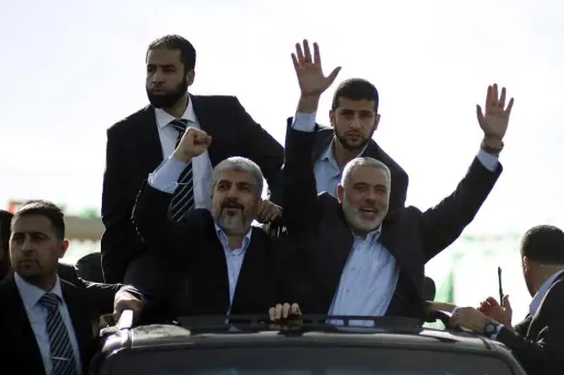 Le chef en exil du Hamas, Khaled Mechaal (sur la voiture, au premier plan, à gauche).