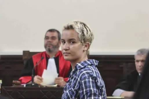 "Les policiers semblent avoir des doutes sur la scène qu'elle a décrite car celle-ci n'a pas été filmée", a déclaré son avocat.