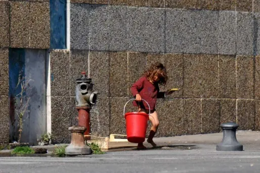 Selon l'ERRC, moins de la moitié des enfants roms résidant en France sont scolarisés.