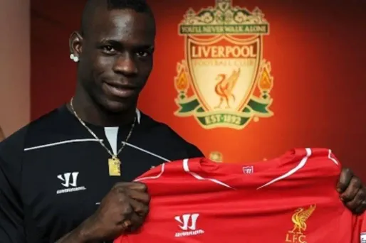Mario Balotelli signe à Liverpool