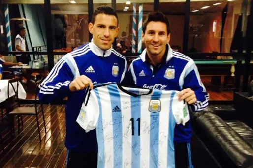Maxi Rodriguez et Messi posent devant le maillot de l'Argentine.