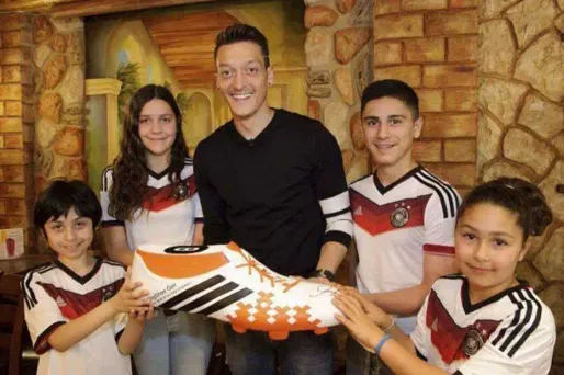 Mondial : la générosité du joueur allemand Mesut Özil