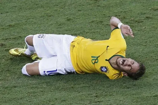 Neymar après son choc violent avec le défenseur colombien