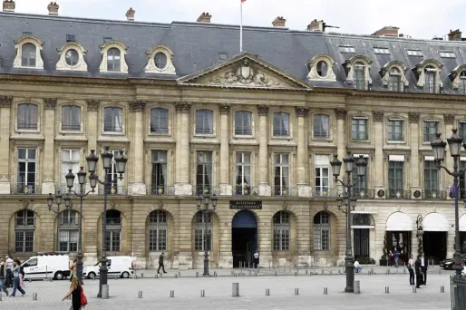 Paris : poignardé, il se fait conduire par un taxi devant les policiers