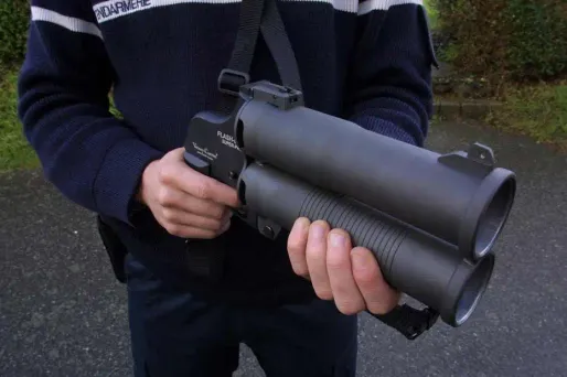 Après le tir, l'individu, sur le point de sauter dans le vide, a été propulsé dans son salon.