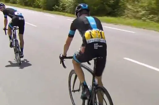 VIDÉO - Chris Froome chute et se blesse