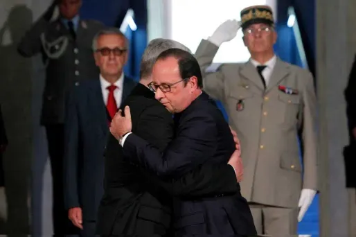 14-18 : une longue accolade entre Hollande et Gauck