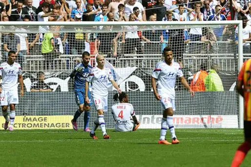 Koné, assis devant le but et numéro 4 sur le dos, s'est complètement manqué sur le but lensois.