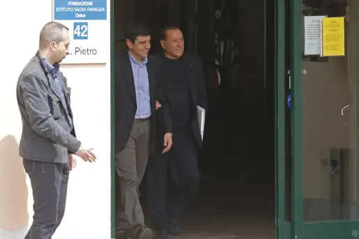 Berlusconi lors de son premier jour de travail dans la maison de retraite