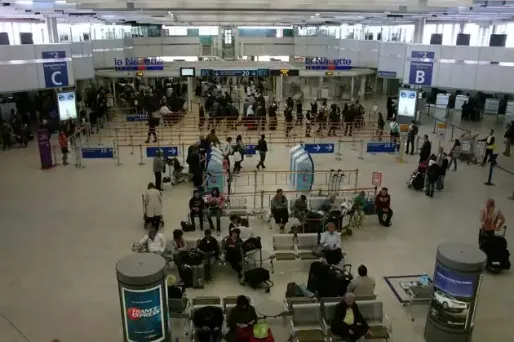 La CGT appelle les personnels au sol (agents d'escale, de piste, etc.) d'Air France à cesser le travail à minuit dès vendredi soir, pour 24 heures, à Orly et Roissy-Charles-de-Gaulle, ainsi que dans plusieurs aéroports régionaux.