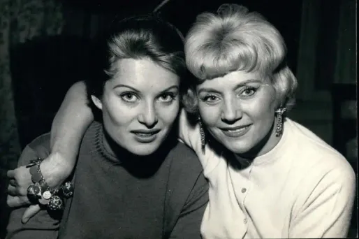 Yvette Lebon (à droite) en compagnie de Belinda Lee en 1958.