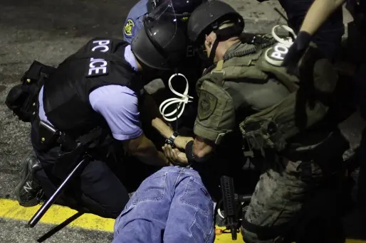 Des policiers arrêtent un manifestant à Ferguson, aux Etats-Unis