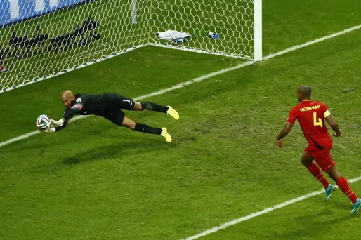 Tim Howard face à Kompany.