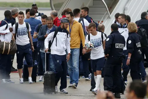 Les Bleus fêtés pour leur retour en France
