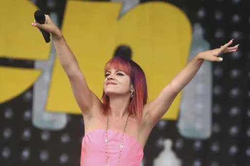 Lily Allen au festival de Glastonbury.
