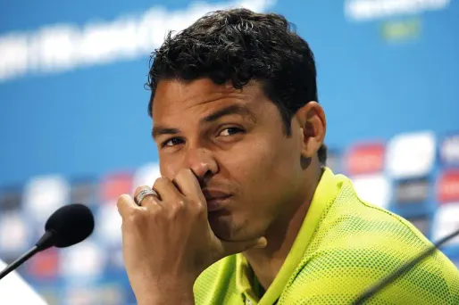 Thiago Silva : "on ne peut pas mettre le genou dans le dos d'un joueur et récupérer le ballon devant".