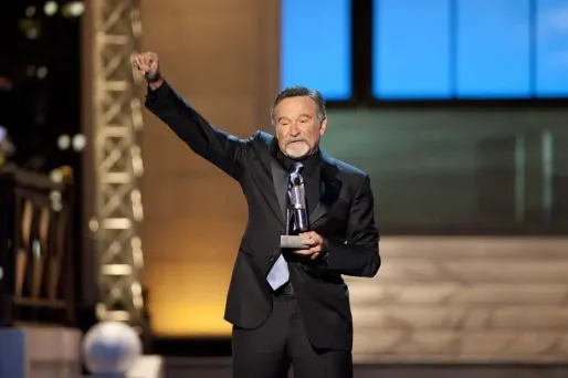 Robin Williams a conquis le grand public dans le monde entier avec son rôle de professeur brillant face à des adolescents dans "Le cercle des poètes disparus", et dans un registre comique dans des films comme "Mrs Doubtfire", dont une suite doit sortir l'an prochain.