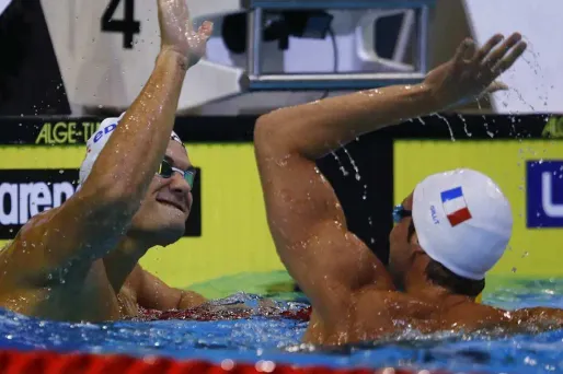 Florent Manaudou et Fabien Gilot se congratulent après la médaille d'argent sur 4x400m 4 nages, dimanche à Berlin.