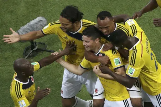 James Rodriguez félicités par ses coéquipiers.