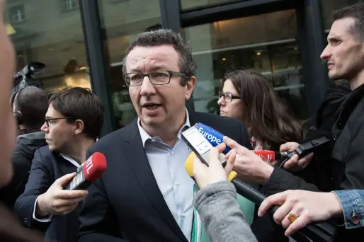 "Nous considérons que le PLFR peut-être voté parce qu'il comporte des baisses d'impôt auprès quatre millions de familles", a déclaré Christian Paul, l'un de leur chefs de file des frondeurs après une ultime réunion mardi en début d'après-midi.