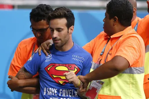 Un spectateur entre sur le terrain et interrompt Belgique-USA