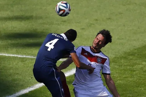 Hummels a devancé Varane dans son duel aérien.