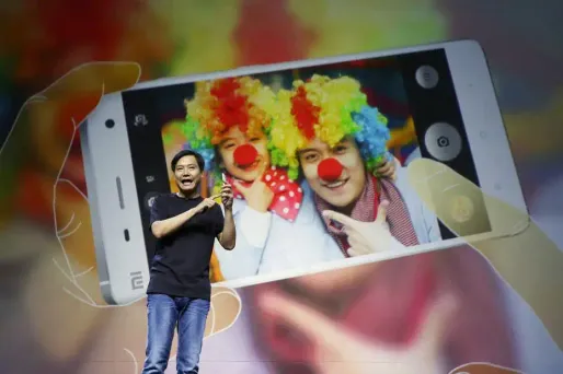 Ça ressemble à un iPhone, la présentation ressemble à celle d'Apple, le patron s'est déguisé en feu Steve Jobs, mais c'est en réalité le dernier né de Xiaomi, le Mi 4.