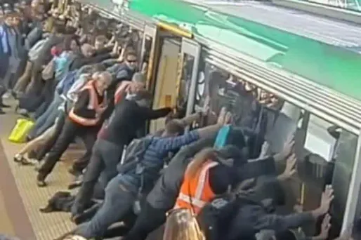 La mobilisation de plusieurs dizaines de passagers a permis de sauver un homme en très mauvaise posture en Australie.